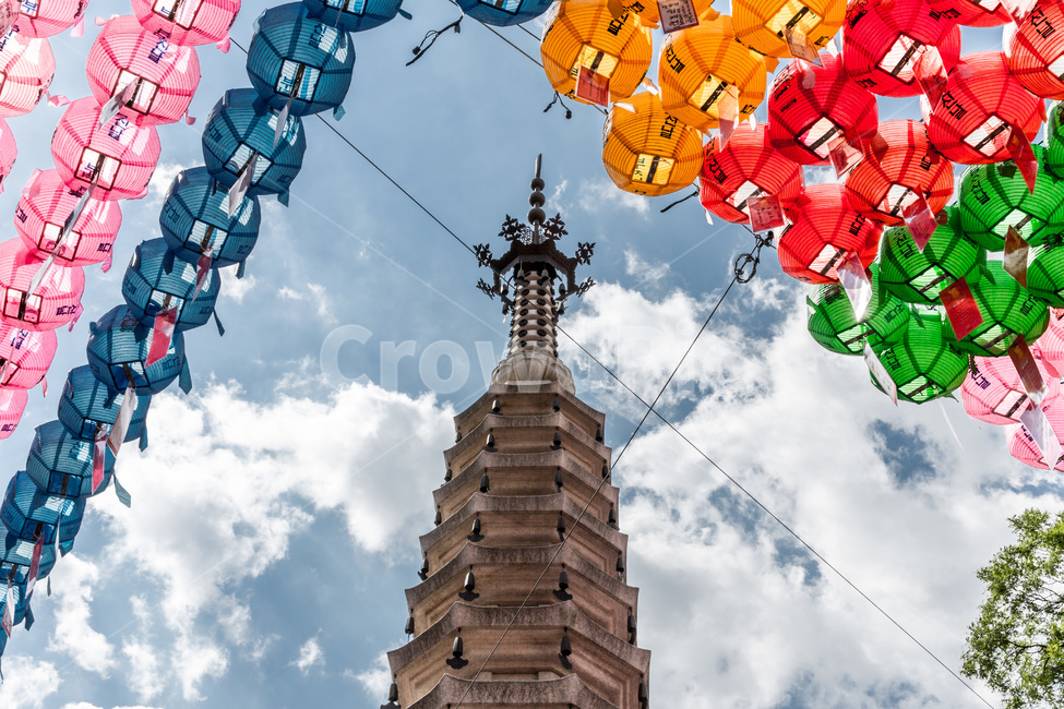 연등,조계사,염원,기원,문양,무늬,석탑,조형물,종교,신앙,religion,belief,faith,축제,행사,festival,carnival,event,기념일,축하,anniversary,congratulation,celebrate,celebration,건축물,건물외관,exterior,building,structure,architecture,construction