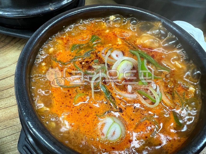 soup,lunch,soft tofu,dining table,Korean,Tofu Stew,soup stew,lunch menu,Lunch,meal,Types of Korean food,kimchi soup