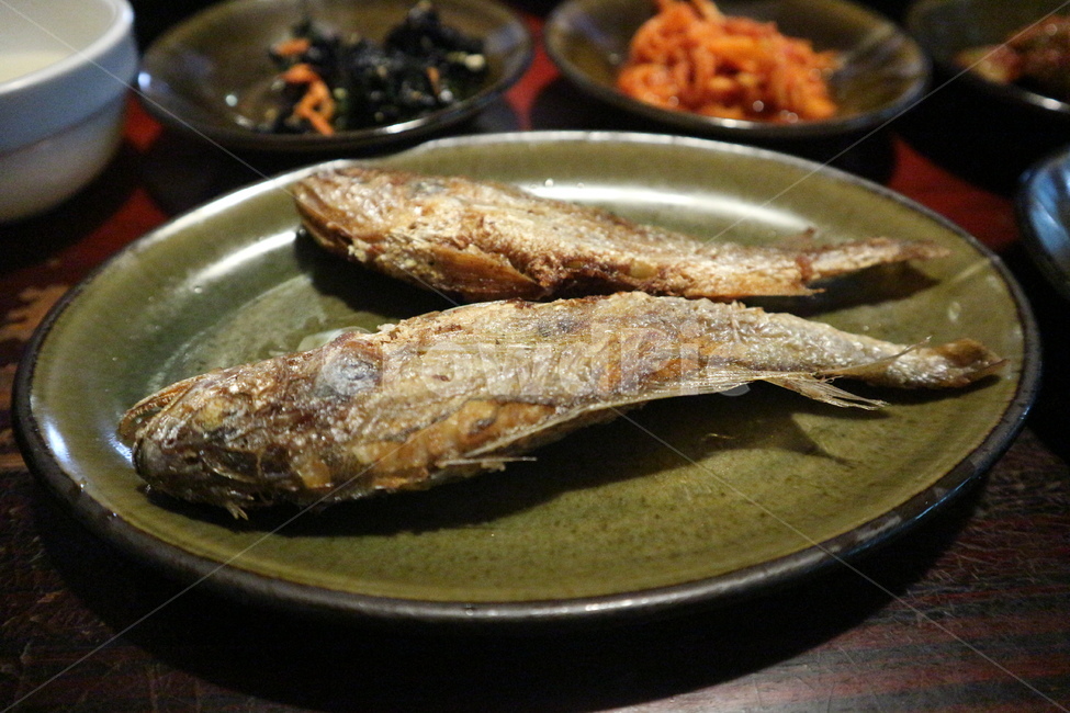 생선,생선구이,조기,구이,굴비,음식,요리,한국식,한국음식,한국요리,잔반,반찬,건강,건강식,생선요리,영광굴비,한식,접시,자기,도자기,플레이팅,한정식,식사,끼니,외식,해산물,물고기,고기,튀김,식재료,수산물,food,cook,meal,dishes,seafood,fish,hansik,koreanfood,koreancook,grill,ceramicware,plating,수산물,해산물,fishery products,seafood