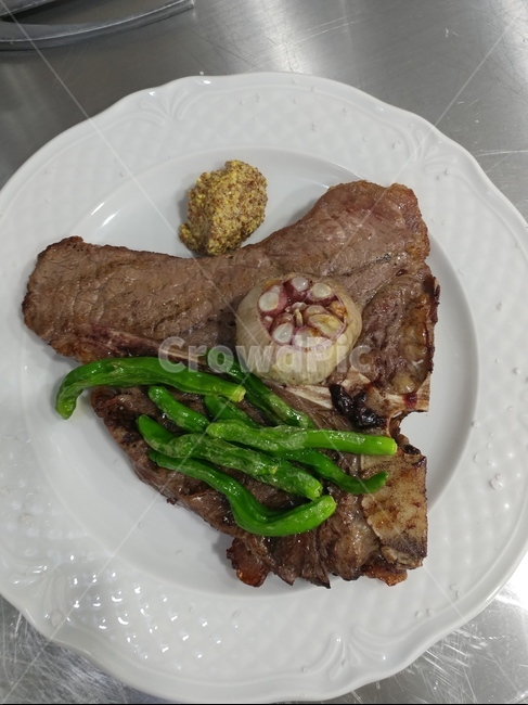 티본스테이크,스테이크,steak,티본,꽈리고추,접시,통마늘,홀그레인머스타드씨드소스,음식,식재료,요리,food,cook,meal,dishes,food reserves,육류,고기,meat,양식,서양음식,서양요리,western food,western dishes,western meal,western cook