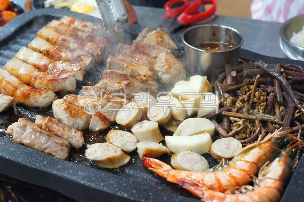 삼겹살,koreanbbq,bbq,한국비비큐,grilledporkbelly,porkbelly,돼지고기구이,samgyeopsal,teppanyaki,철판구이,rawpork,생삼겹,생삼겹살,rawmeat,해물구이,seafood,grillseafood,assortedgriddledfood,모둠철판구이,modumcheolpangui,kfood,foodpresentation,음식,food,kfood,요리,플레이팅,foodpresentation,plating