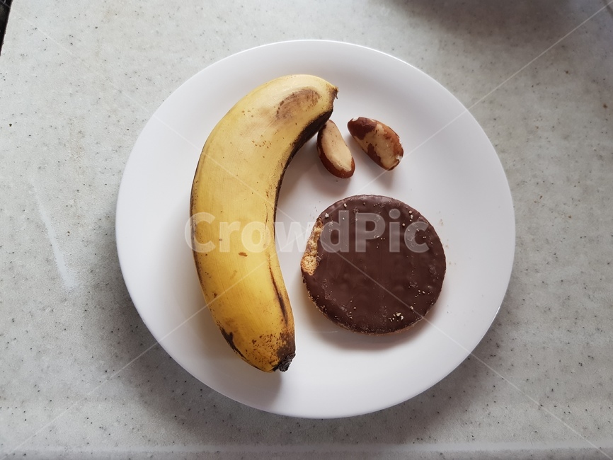 간식,바나나,디저트,초코과자,스낵,브라질넛트,아침,브런치,흰접시,하얀접시