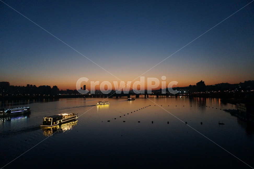 한강,새해,일출,어스름,첫날,유람선,야경,밤,풍경,nightscape,night,landscape,도시,city,한국도시풍경,한국도시경관,korea cityscape,교통,교통수단,traffic,transportation,water,물,vehicle,차량,boat,보트,waterfront,워터 프론트,pier,교각,dock,독,port,포트