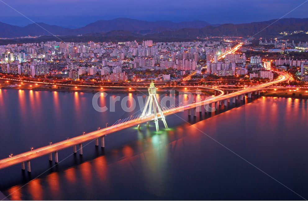 올림픽대교,다리,대교,한강,도로,길,교통,강,야경,조명,불빛,건축,건축물,빌딩,풍경,도시풍경,도시야경,한강야경,강변,도시,도심,아파트,강동구,대도시,하이앵글,하이뷰,탑앵글,탑뷰,서울,한국