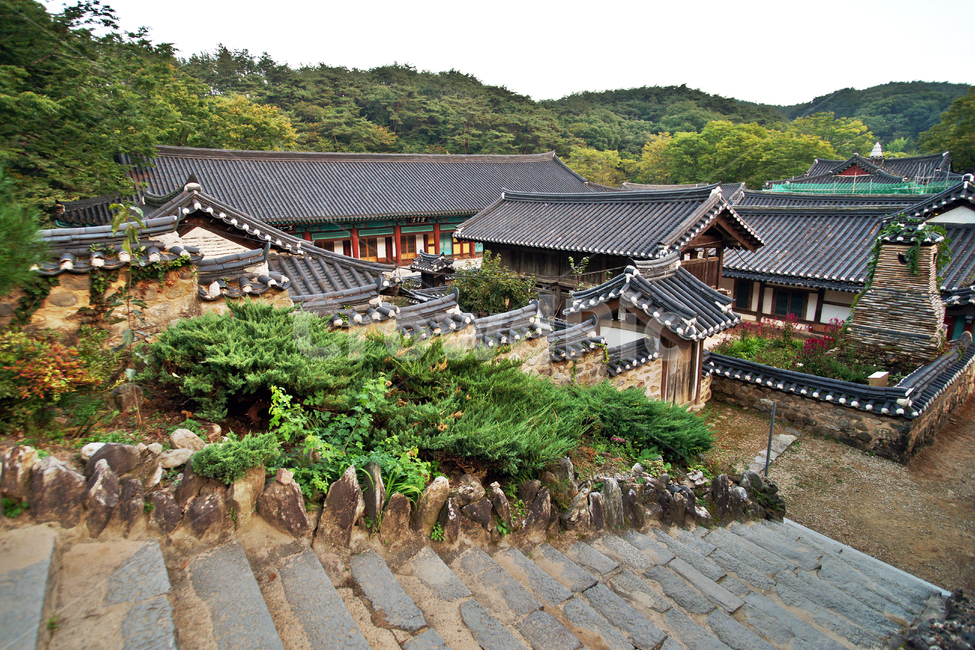 마곡사,고방,염화당,공주,태화산,돌계단,돌담,굴뚝,한국전통,한국문화,korean traditional,korean culture,건축물,건물외관,exterior,building,structure,architecture,construction