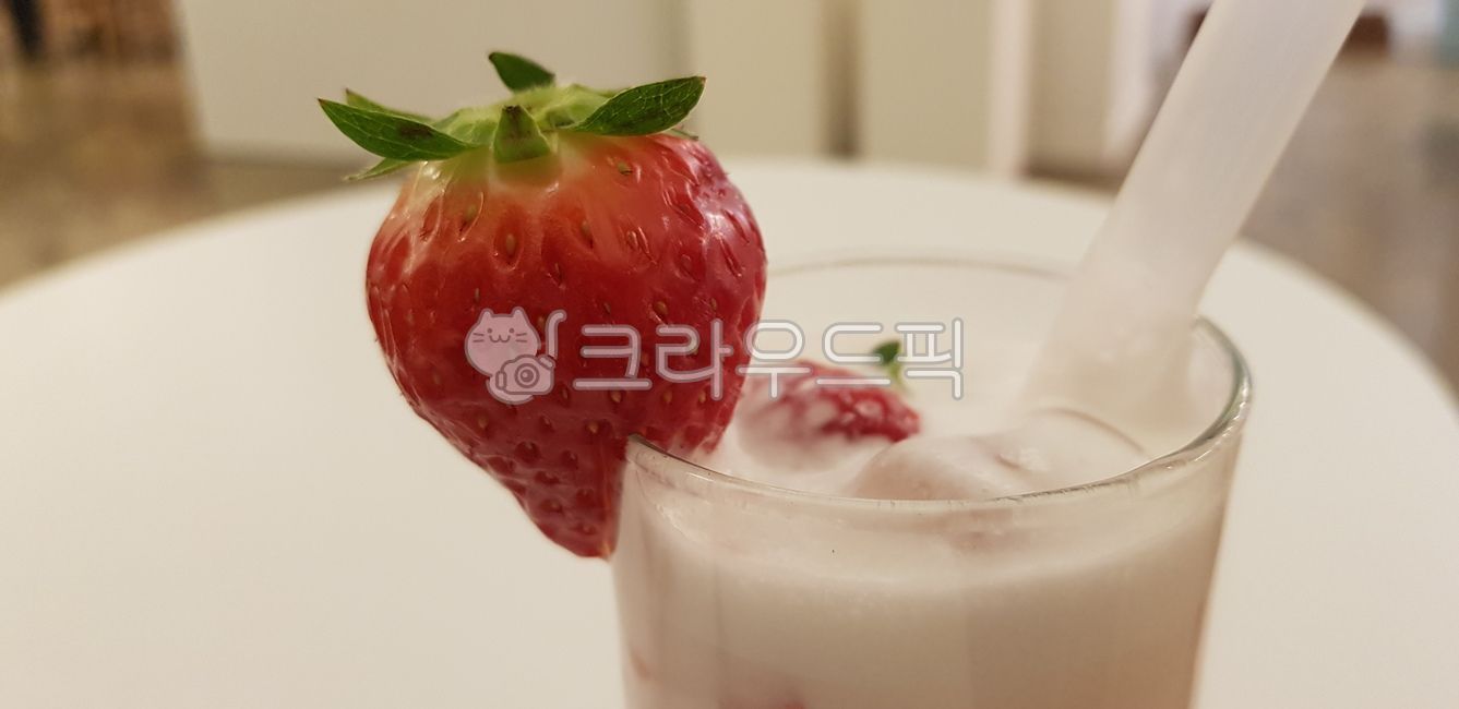 딸기음료수,딸기,음료,빨대,얼음,테이블,딸기음료,유리컵