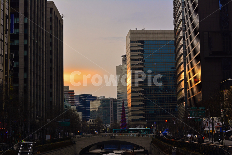 Office,evening scenery,financier,city,office,building,At sunset,street,townscape,sash,sight,cityscape,land mark,company,skyscrapers,high rise building,big city,glass,Building exterior,business,town,metropolis,high street,real estate,stock market,downtown,