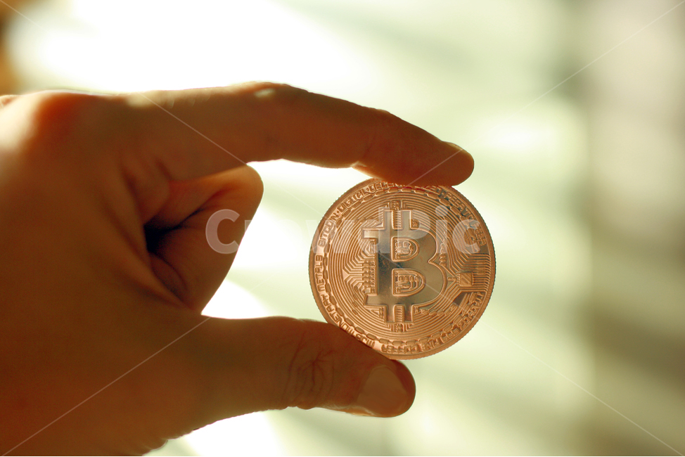 비트코인,bitcoin,가상화폐,암호화폐,코인,암호화화폐,금융,돈,finance,banking,money,정보통신기술,전자,it,information,technology,electro,연출,컨셉,direction,concept,비즈니스,산업,투자,전자상거래,cyber,future,블록체인,동전,채굴,전자기기,전자제품,electronic,equipment,시간,사람,인물,인간,human,person,신체일부,몸,body,산업,industry,industrial,금융,돈,finance,banking,money