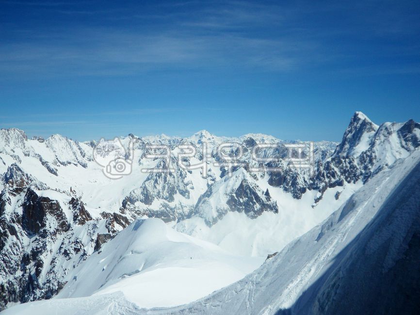 mountainrange,naturelandscape,Overseas,Chamonix,glaciallandform,world landscape,mountain,high,mountainouslandforms,france,sky,mountain range,slope,background,snow,mountainous landforms,winter,chamonix,clouds,summit,foreign,overseas landscape,Mont Blanc,as