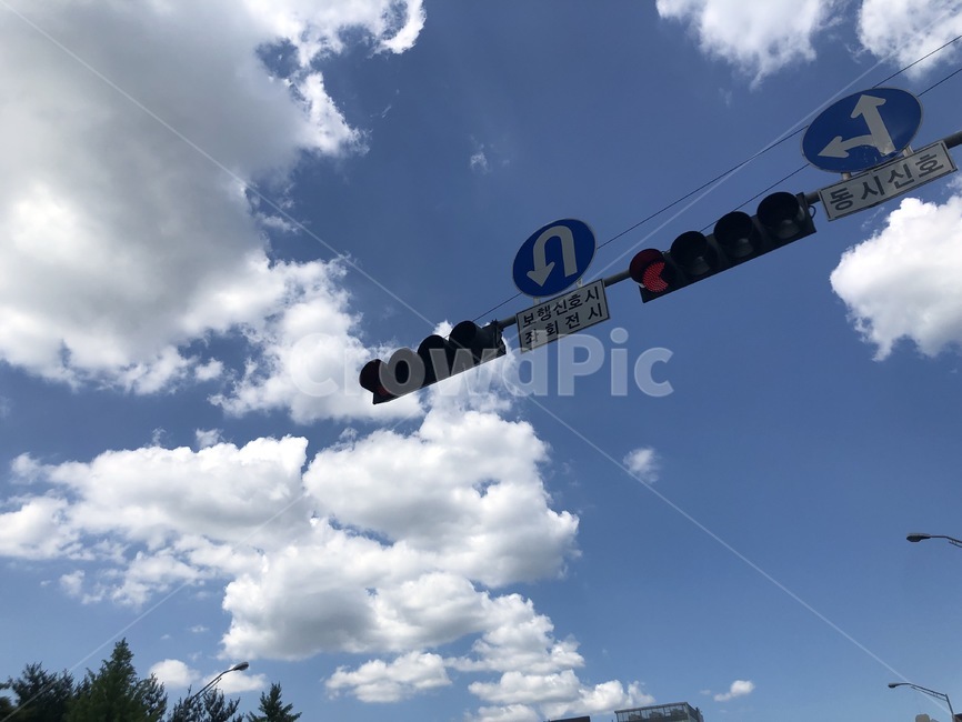 신호등,trafficlight,표지판,하늘,구름,sky,배경,cloud