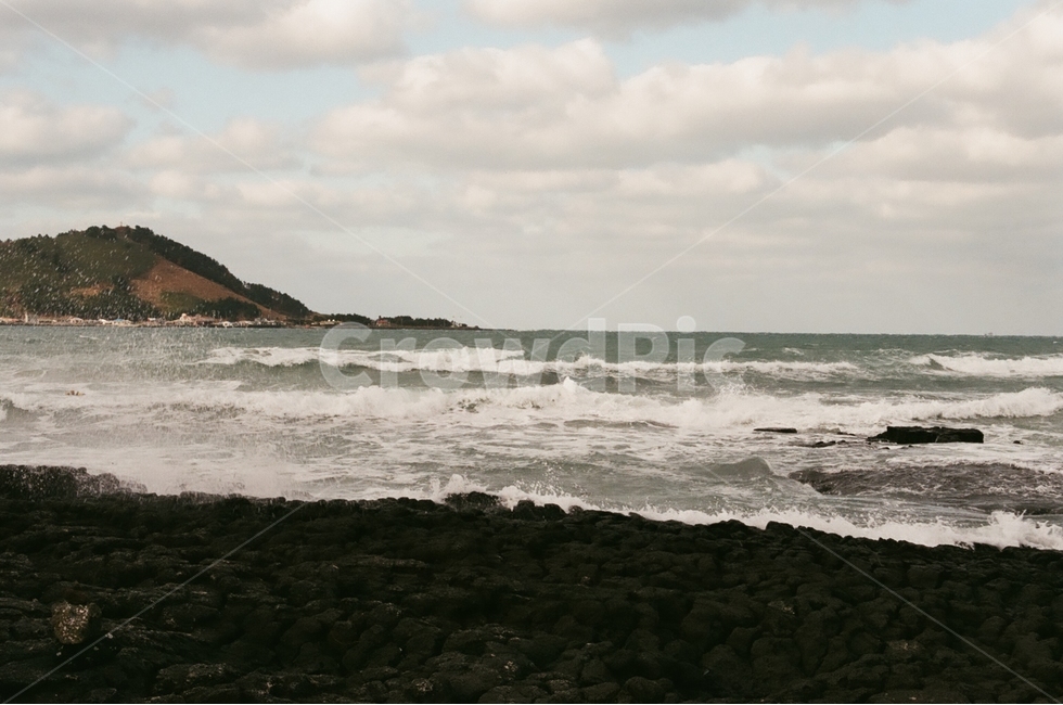 제주도,겨울바다,파도,필름사진,감성,자연,풍경,nature,landscape,한국자연풍경,한국자연경관,korea nature landscape,해변,바다,beach,sea,제주도,jeju,jeju island,water,물,outdoors,옥외,ocean,대양,promontory,곶