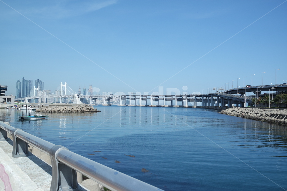 광안대교,바다,하늘,산,sea,하늘색,맑음,sky,도로,통통배,도시,풍경,city,landscape,한국도시풍경,한국도시경관,korea cityscape,railing,난간,handrail,banister,water,물,waterfront,워터 프론트,port,포트,pier,교각,dock,독
