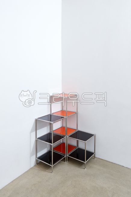 선반,모서리,소가구,테이블,가구,벽,바닥,주황,수납장,실내,공간