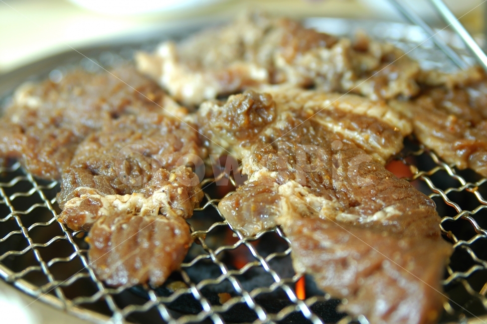 돼지갈비,돼지고기,고기,육류,숯불,숯불구이,불판,철판,음식,요리,구이,갈비,한식,음식,식재료,요리,food,cook,meal,dishes,food reserves,육류,고기,meat,한식,한국음식,한국요리,korean food,korean dishes,korean meal,korean cook
