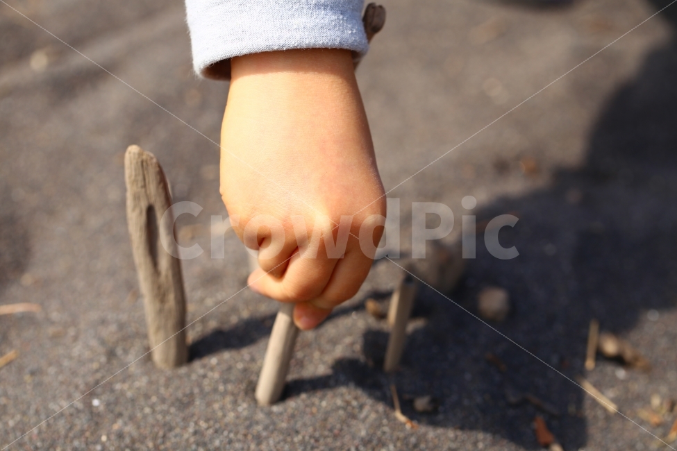 손,아이손,바닷가,모래밭,낙서,놀이,행복,해변,바다,beach,sea,사람,인물,인간,human,person,신체일부,몸,body,어린이,어린아이,child,children,kid