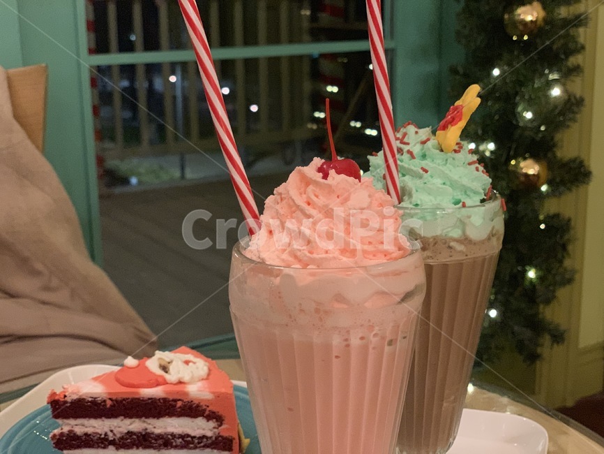 밀크쉐이크,카페,크리스마스,cafe,christmas,warm,winter,케이크,미국,america,riverdale,cherry,chocolate,strawberry,santa,음식,식재료,요리,food,cook,meal,dishes,food reserves,디저트,간식,후식,dessert,snack,음료수,drink,beverage,커피,카페,coffee,cafe