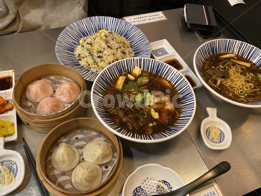 bowl,사발,meal,식사,dish,음식,food,샤오롱바오,새우,돼지,우육면,국물,요리,식당,중식,맛집