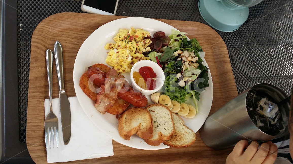 food,음식,마늘빵,소세지,샐러드