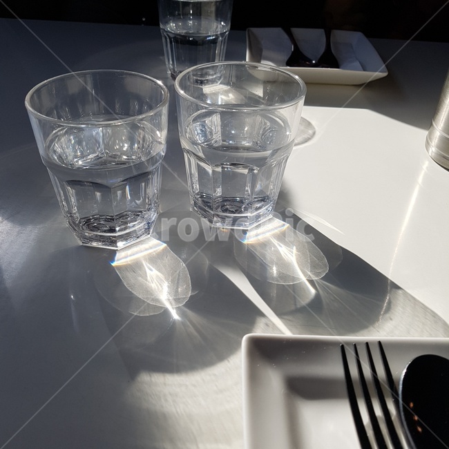 glass,유리,빛,반사,물,컵,유리잔,물컵,테이블,빛반사,햇빛