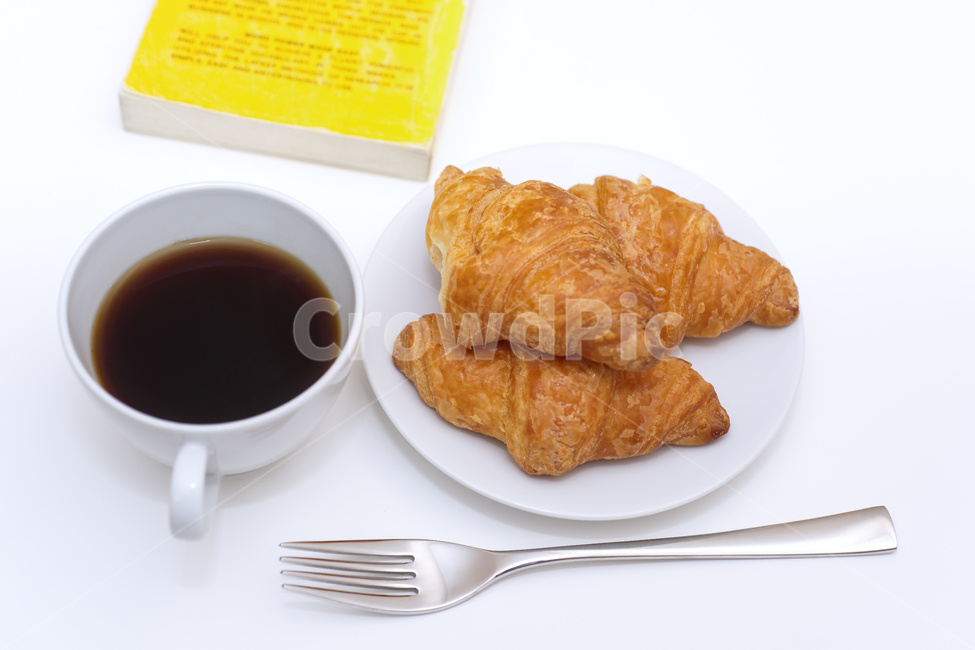 커피,빵,아침식사,컵,커피잔,다이어트,간편한,신선한,점심,점심식사,식사,현대,아침,접시,휴식,상쾌한,간단한,공간,오피스,브런치,하얀,흰,흰색,배경,백그라운드,여백,간식,여유,오브젝트,블랙커피,아메리카노,음식,책,도서,포크,생활,음식,식재료,요리,food,cook,meal,dishes,food reserves,빵,bread,디저트,간식,후식,dessert,snack,커피,카페,coffee,cafe