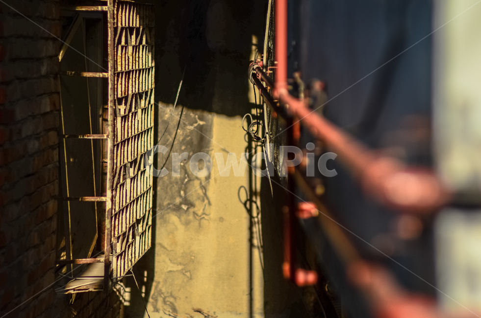 전신주,utilitypole,전봇대,전깃줄,파란,복잡,철거촌,전경,벽돌,개발,낡은,계단,길,오래된,하늘,가로등,대낮,햇살,그림자,창문,내려다보기,동네,집,엑스,어반,표시,하이앵글,city,시티,metropolis,중심지,town,building,건물,좁은,좁은곳,망원,도시가스,가스관,난간,brick,banister,handrail,빈티지사진,빈티지느낌,빈티지감성,vintage