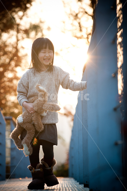미소,행복,가을,스마일,노을,여자아이,웃음,여행,아이,가을,계절,fall,autumn,season,사람,인물,인간,human,person,어린이,어린아이,child,children,kid,flare,플레어,light,빛