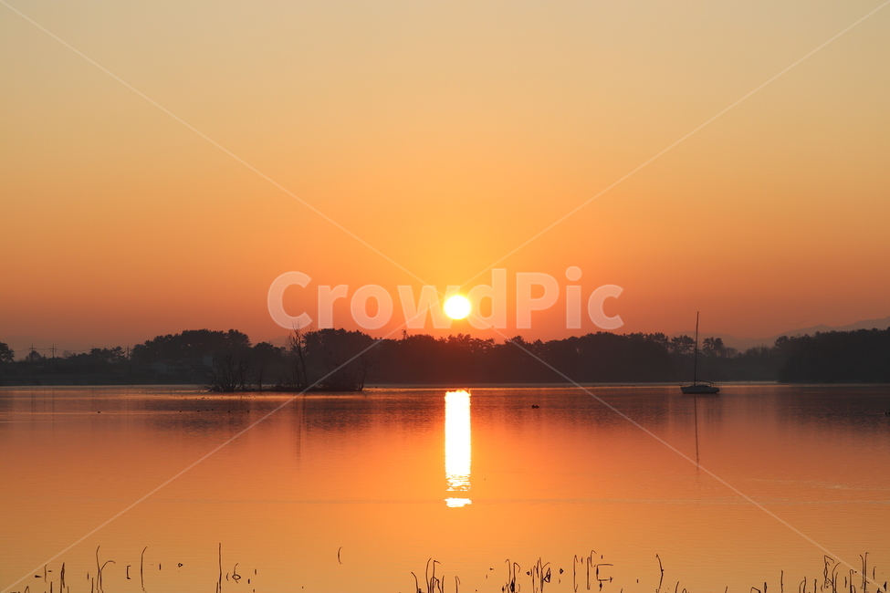 nature,자연,outdoors,옥외,sunset,일몰,sky,하늘,dusk,황혼,redsky,붉은하늘,dawn,새벽,sunlight,햇빛,vehicle,boat,보트,일출,노을,풍경