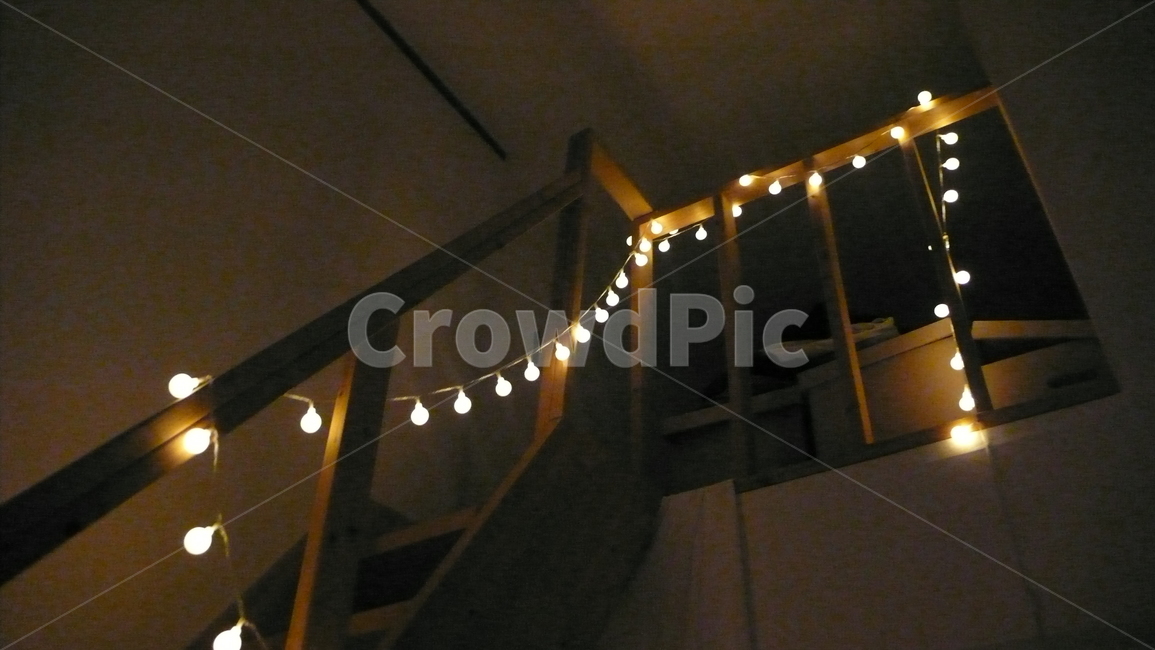 전구,꼬마전구,조명,불빛,계단,복층,다락방,상자,야경,밤,풍경,nightscape,night,landscape,감성,sensible,feeling,banister,난간,handrail