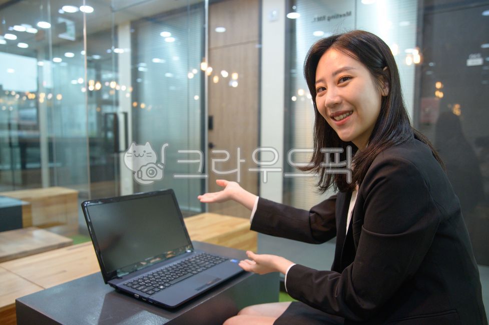 비지니스우먼,직장인,여성대표,ceo,여성직장인,점심시간,회의,화상회의,광고모델