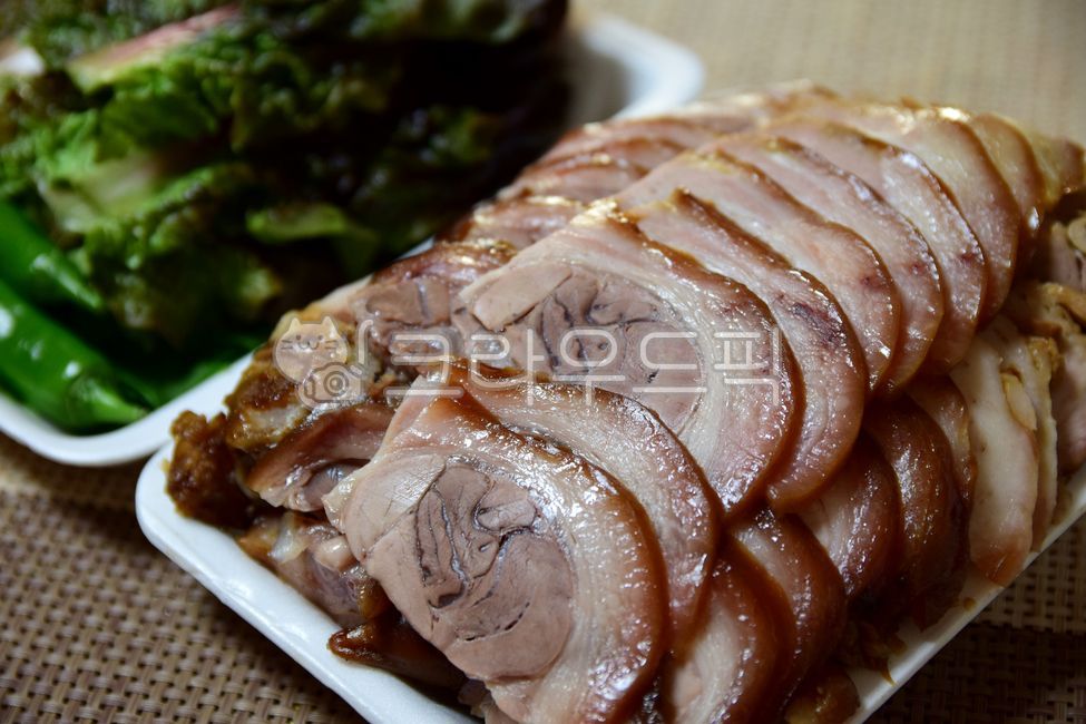 pepper,Pork feet,pork,Midnight Snack,food,meal,Lettuce,disposable plate,delivery food