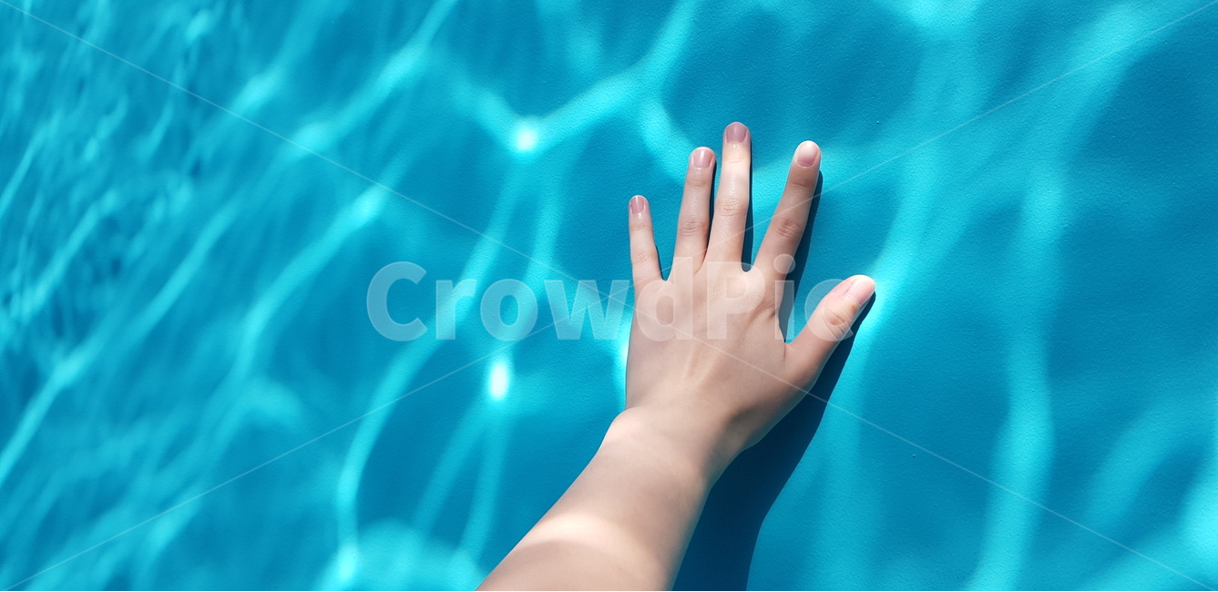 수영장,여름,물놀이,워터파크,물,풀,풀장,물결,파동,시원한,쿨,청량,청량한,청량감,파란,여름,계절,summer,season,사람,인물,인간,human,person,신체일부,몸,body,hand,손