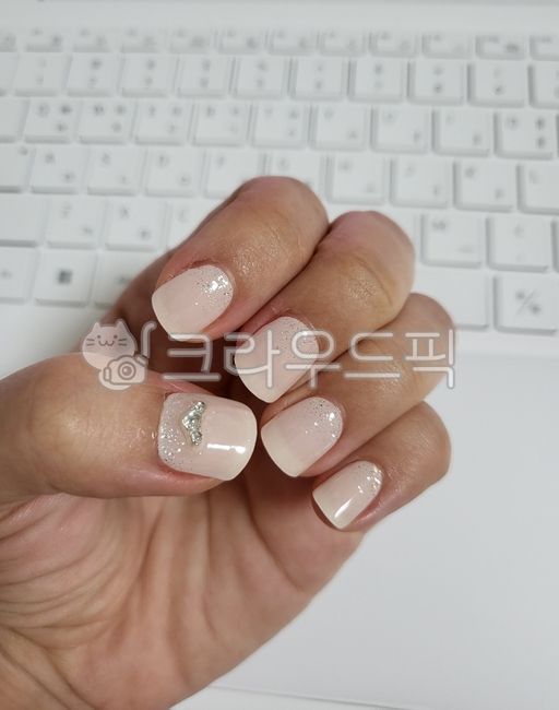 하얀색네일,웨딩네일,네일,네일아트,파츠,hand,손,nail,손가락,finger,신체부위,bodypart