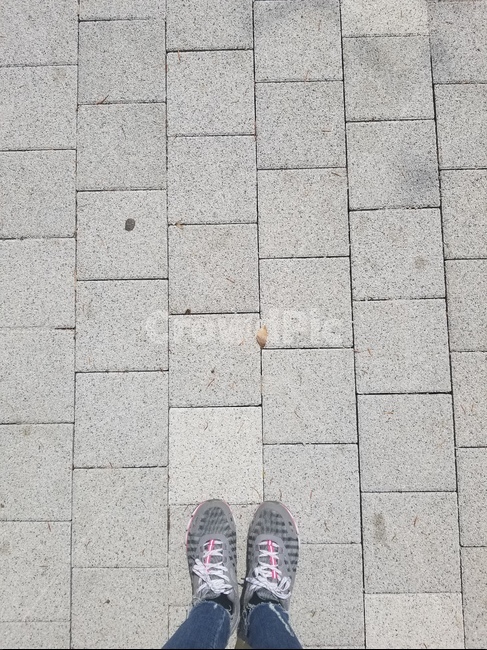 길거리,신발,발,배경,봄,사람,인물,인간,human,person,신체일부,몸,body
