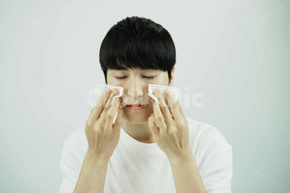 남자,뷰티,스킨케어,피부관리,화장품,로션,beauty,skincare,cosmetic,남성,lotion,그루밍족,사람,인물,인간,human,person,남성,남자,man,male,뷰티,미용,beauty treatment