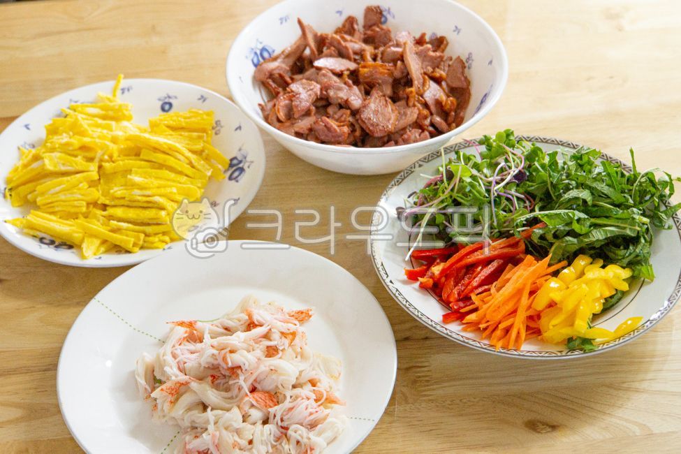 egg crust,paprika,Vietnamese ssam ingredients,Radish sprouts,Vietnamese spring roll,vegetable