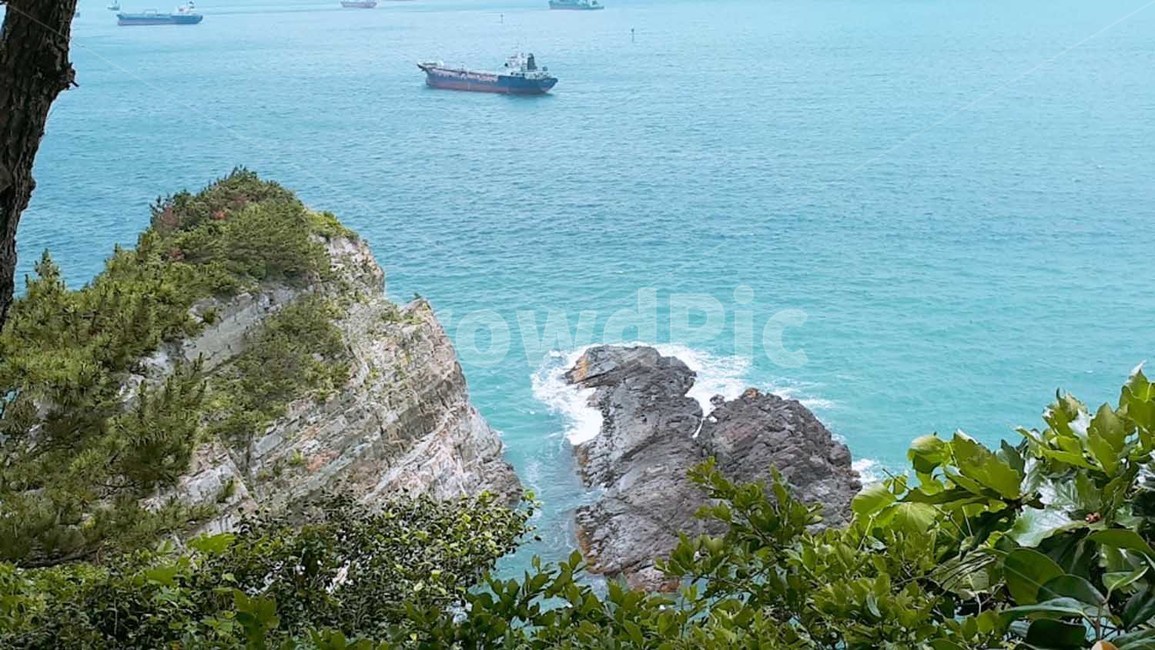 부산바다,바다,파란색,하늘,부산,바닷가,해수욕장,절벽,해안절경,동백섬,자연,풍경,nature,landscape,land,땅,outdoors,옥외,ocean,대양,sea,water,물,shoreline,해안선,promontory,곶,boat,보트,transportation,교통,vehicle,차량