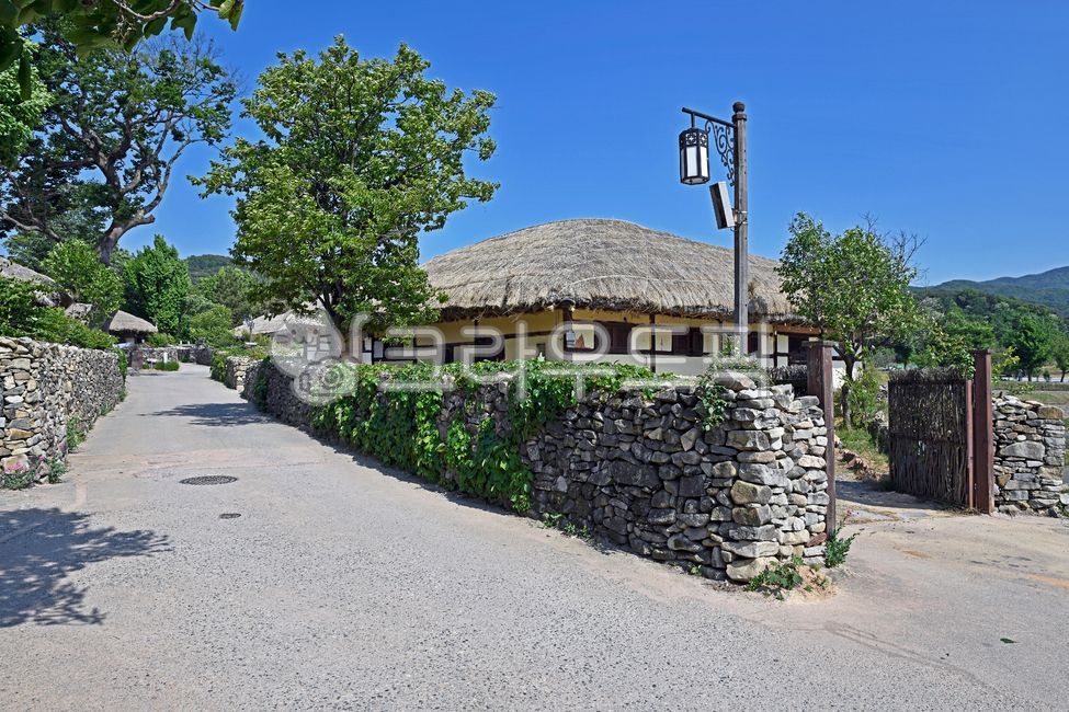 Yean Lee,Asan city,thatched house,Oeam Village,jipseongchon,Oeam Folk Village,stone wall road