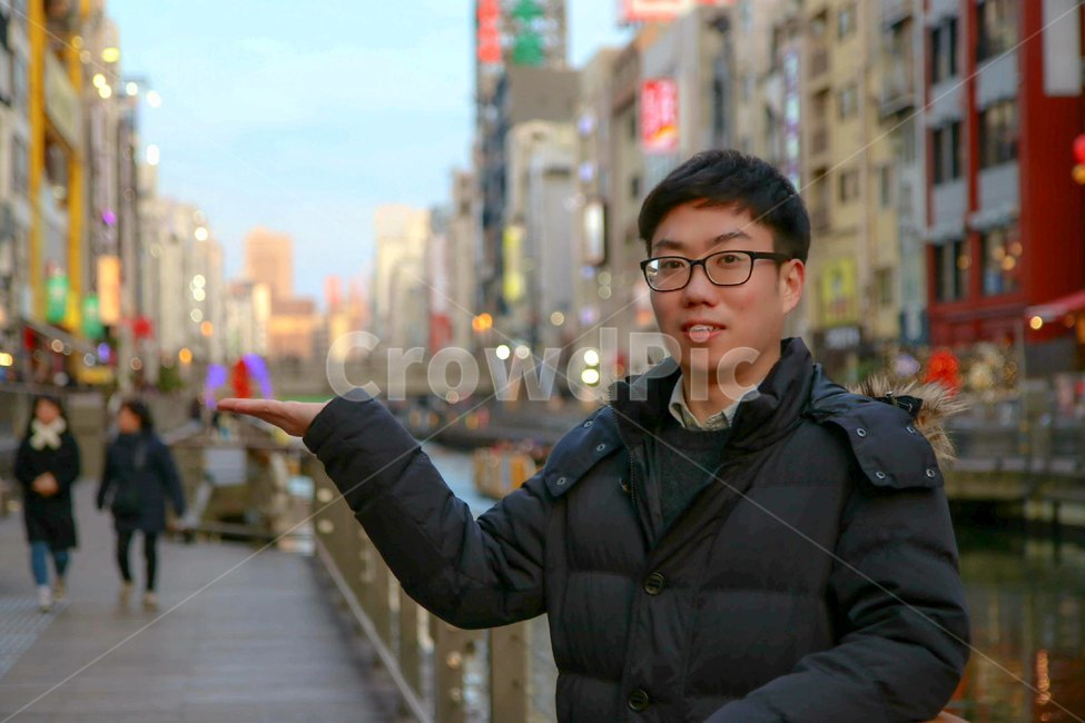 일본,여행,오사카,도톤보리,인물,사람,친구,도시,풍경,city,landscape,해외,외국,세계,foreign,oversea,world,세계도시풍경,해외도시풍경,외국도시풍경,world cityscape,사람,인물,인간,human,person,남성,남자,man,male,handrail,난간,banister