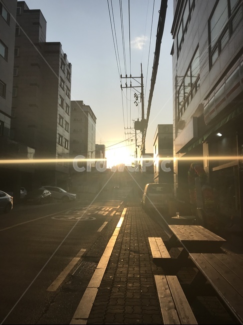 건물,햇빛,전봇대,도로,편의점,골목길,alley,flare,플레어,light,빛,car,차,transportation,교통,vehicle,차량,automobile,자동차