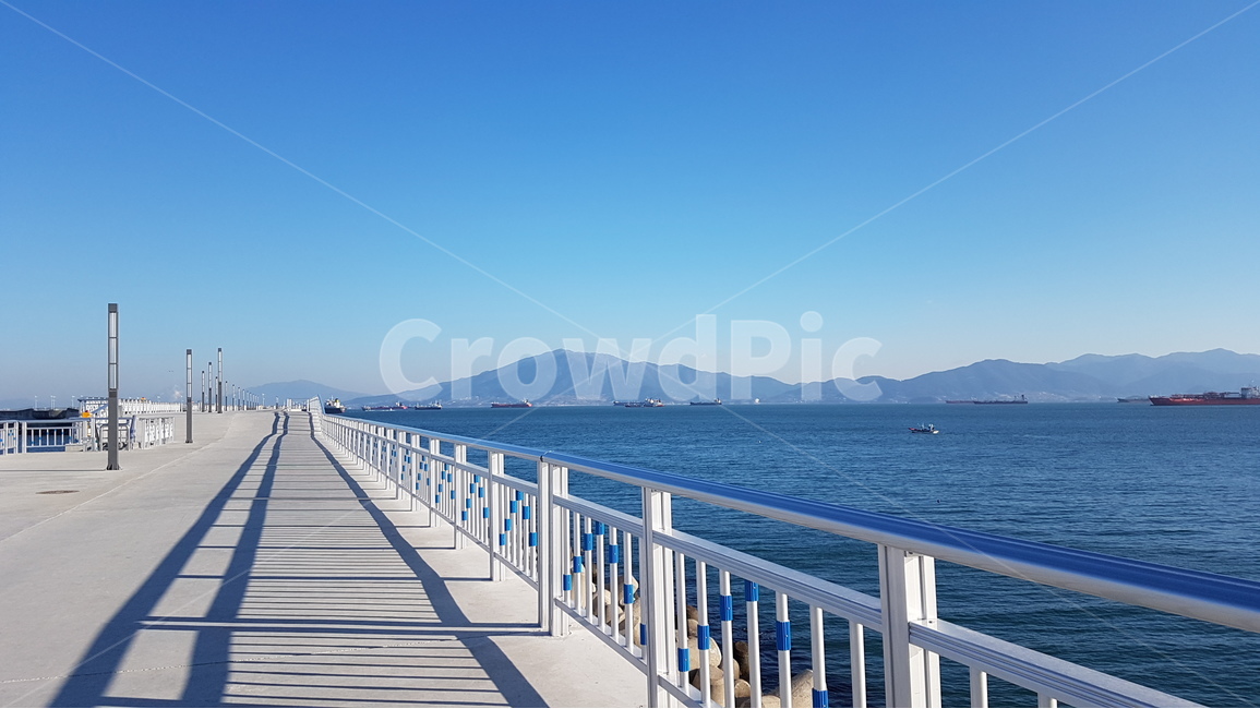 바다,방파제,둑길,여수,바닷가,수평선,breakwater,seawall,horizon,자연,풍경,nature,landscape,한국자연풍경,한국자연경관,korea nature landscape,railing,난간,banister,handrail,bridge,다리,building,건물,boardwalk,산책로