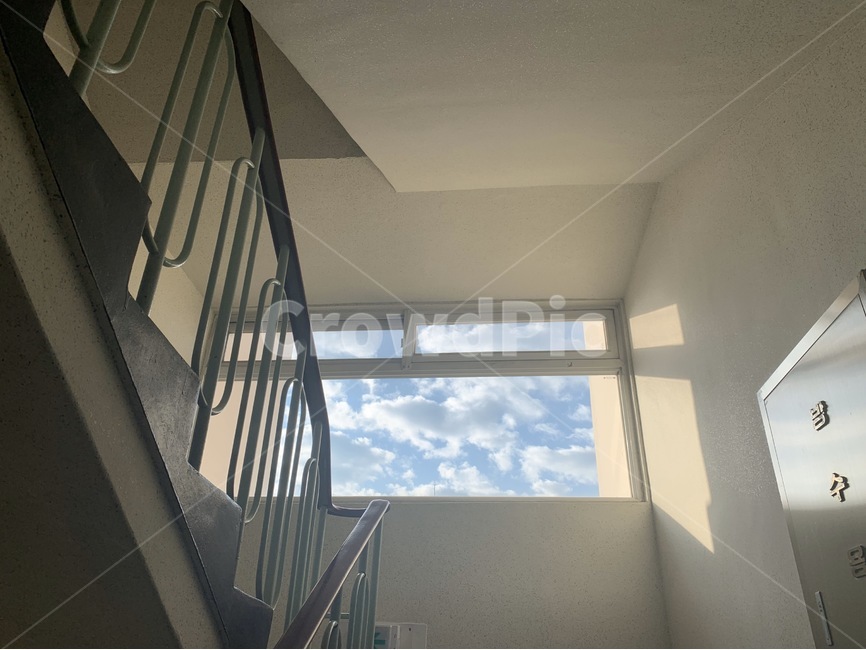 아파트,계단,비상계단,방수용,소방시설,가을하늘,햇살,창문,handrail,난간