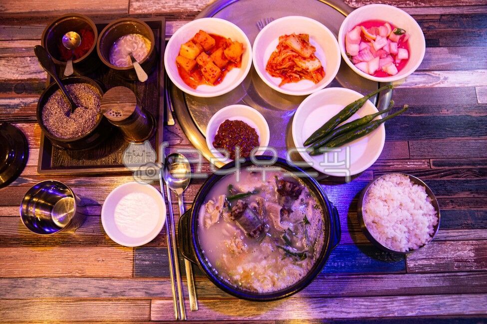 뚝배기,사골국물,순대,돼지머릿고기,파,순대국,한국전통음식,earthenpot,beefbonebroth,sundae,porkheadmeat,greenonion,sundaesoup,traditionalkoreanfood