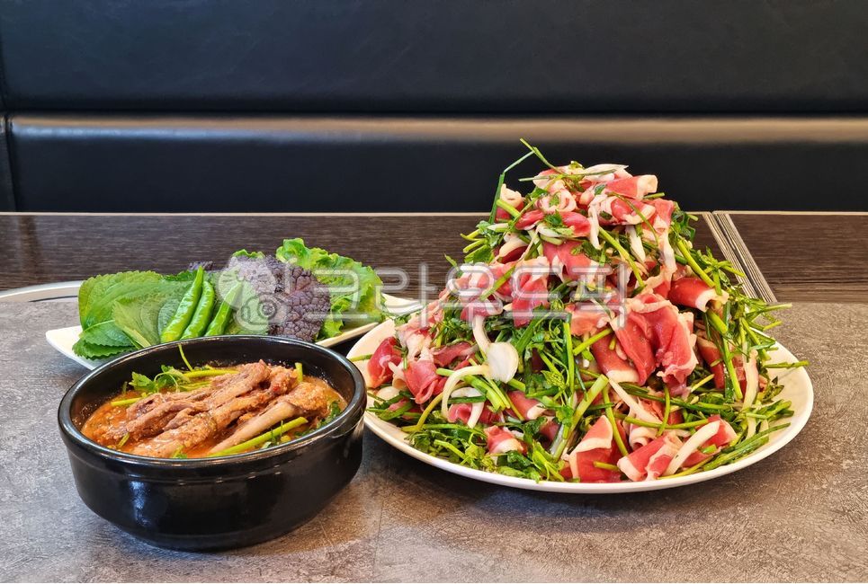 음식,고기,오리고기,오리주물럭,미나리,야채,깨잎,상추,상치,접시,뚝배기