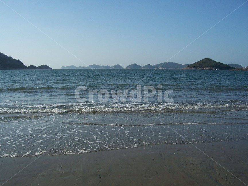 바다,해변,바닷가,모래사장,물결,파도,섬,수평선,자연,풍경,여행,휴양지,바다풍경,자연광,감성,힐링,여유,여름,청량감,산들바람,야외,바다냄새,자유,촬영소재,수평,해안,망중한,한적함,평온,해안도시,관광지,서핑,아웃도어,노스탤지어,사진소재,해수욕장,낭만,배경,하늘,자연경관
