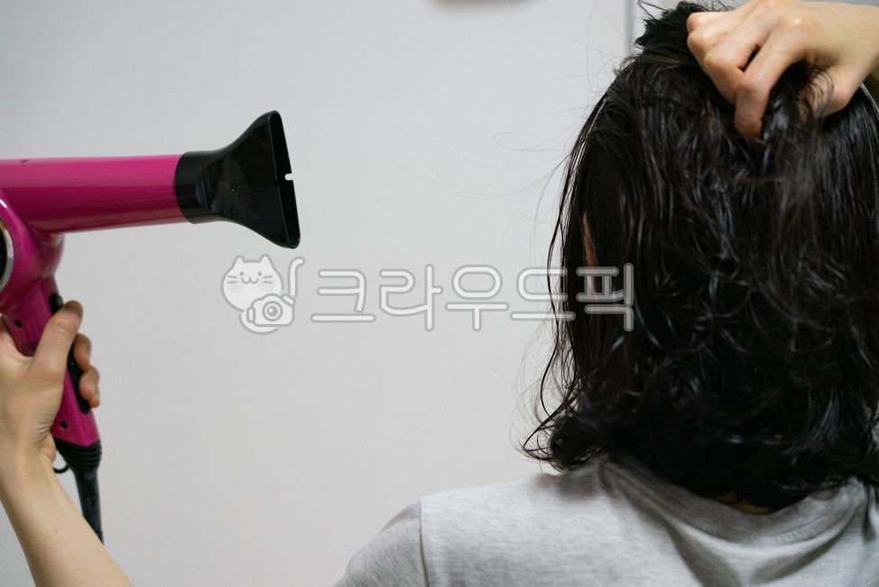 드라이기,머리카락,젖은머리카락,헤어,스타일링,뷰티,미용,드라이,뒷통수,뒷모습,여성,여자,아내,인간,뒤통수,상반신,손등