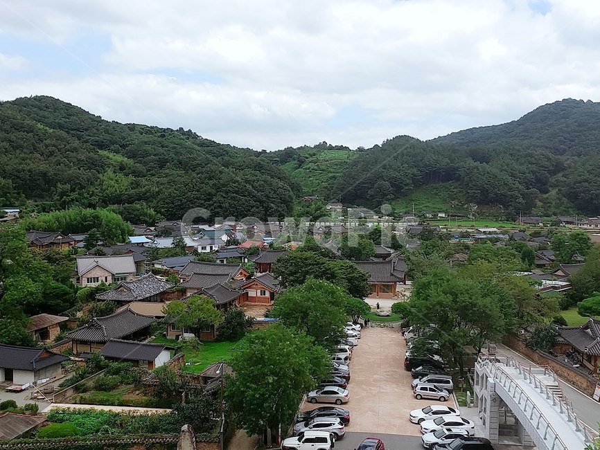 outdoors,옥외,한옥,기와집,마을,자연,산,숲,시골,전통,오래된