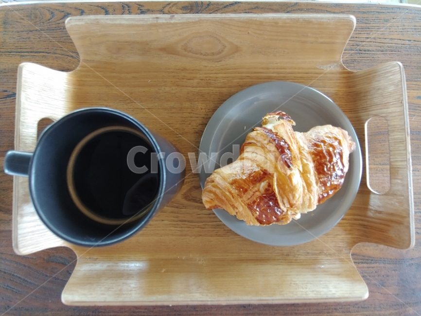 커피,빵,쟁반,나무,카페,디저트,크로아상,음식,메뉴,아침식,점심식사,원두커피,블랙커피,머그,접시,tray,mug,plate,coffee,breakfast,bread,croissant,black,lunch,tea,time,cafe,cafeteria,레스토랑