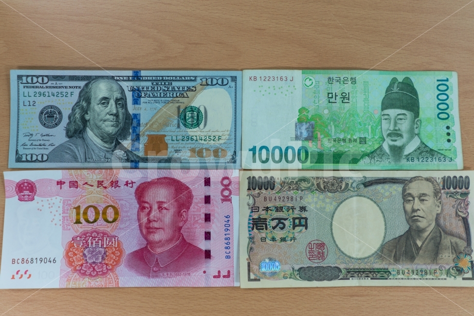 달러,위안,엔화,원화,지폐,돈,통화,기축통화,100달러,100위안,10000엔,만원,용돈,국가,경쟁,무역,위인,오브젝트,금융,외국화폐,외국지폐,환율,환율전쟁,권력,경제,소비,사랑스러운,글로벌,화폐전쟁,통화전쟁,종이,세계경제,선물,기념,물물교환,매매,매수,거래,시장경제,시장,경비,일정한,패턴,무늬,배경,풍경,매력적인,환전,교환,여행,비행기,소중한,욕망,열정,필수품,필요성,본질,돈의가치,싸움,저축,저금,재무,안정적인,안전한,월급,연봉,현금,4개국,정상회담,자산,금융,돈,finance,banking,money