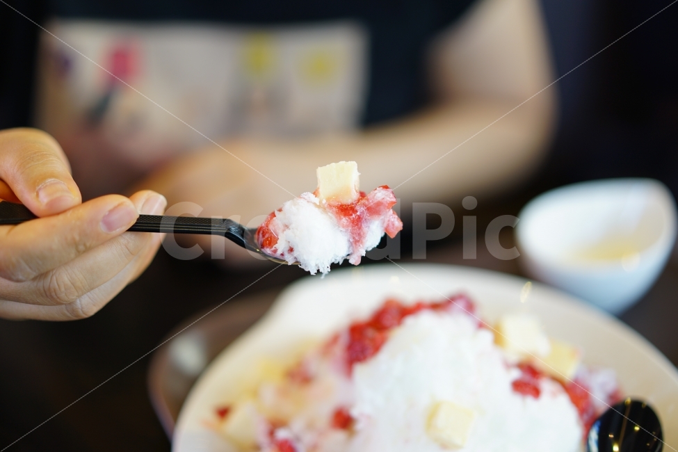 손,디저트,식후,간식,달달,달콤,시원,빙수,딸기빙수,치즈,스푼,데이트,카페,행복,더위사냥,피서,여름,얼음,여름,계절,summer,season,사람,인물,인간,human,person,음식,식재료,요리,food,cook,meal,dishes,food reserves,디저트,간식,후식,dessert,snack