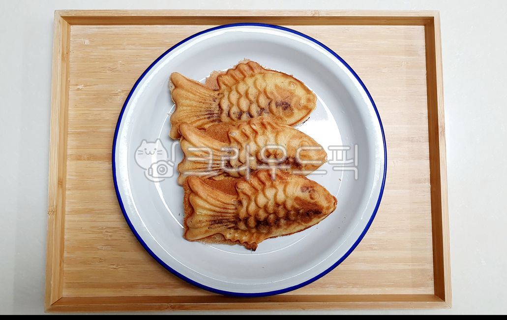 winter snack,fishshapedbun,Red bean bungeoppang,winter food,Homemade snacks,fish bread,plate,winterfood,beanjambun,wintersnack,bamboo tray